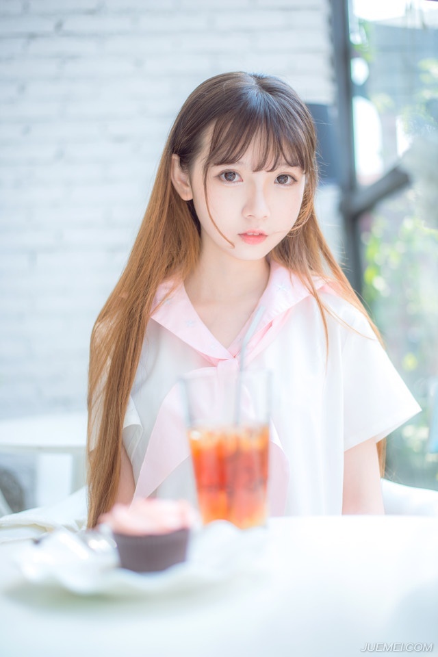 “姐姐，你说为何夫君能够越来越年轻？”小乔突然扭头看向大乔，眼中有些羡慕的道。